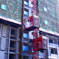 高層建筑施工升降機 建筑工地機械設(shè)備的現(xiàn)代化符號